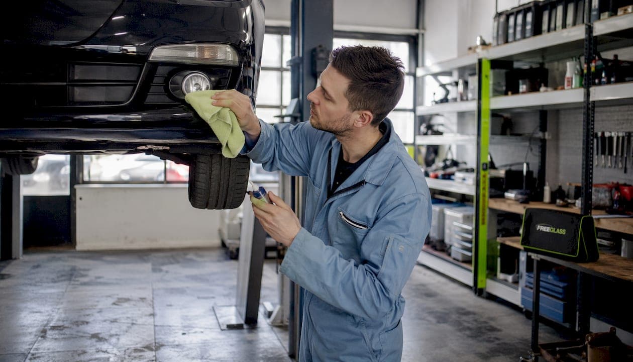 Nettoyage phare voiture : rénovation ou remplacement ?