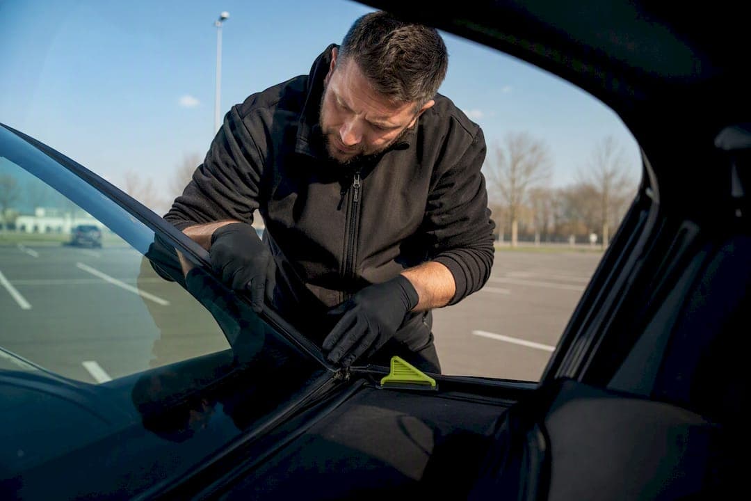 Pare‑brise sur parking : réparation en 30 min, sans avance
